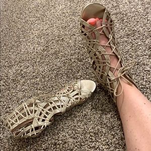 Like new good fun sandals